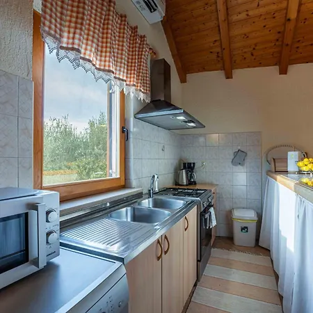 Garden House Kablar 펜션 풀라