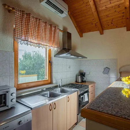 Garden House Kablar 펜션 풀라