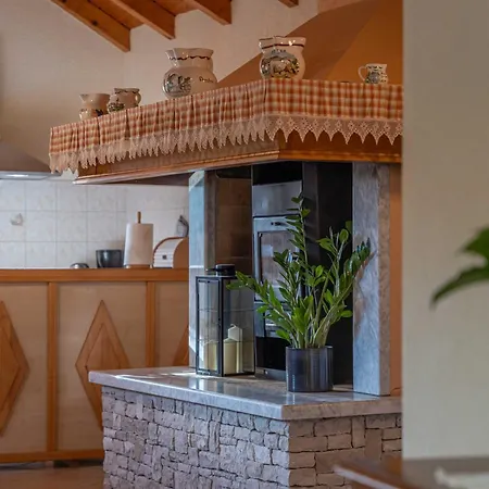 Garden House Kablar Nyaraló