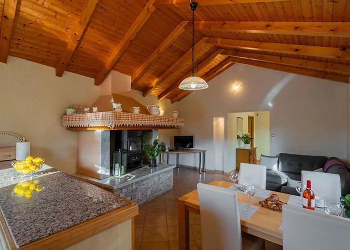 Semesterbostad Garden House Kablar Pula