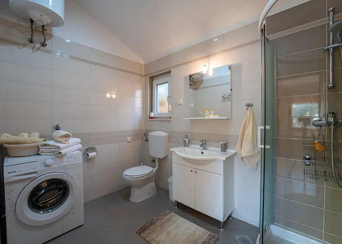 Semesterbostad Garden House Kablar Pula