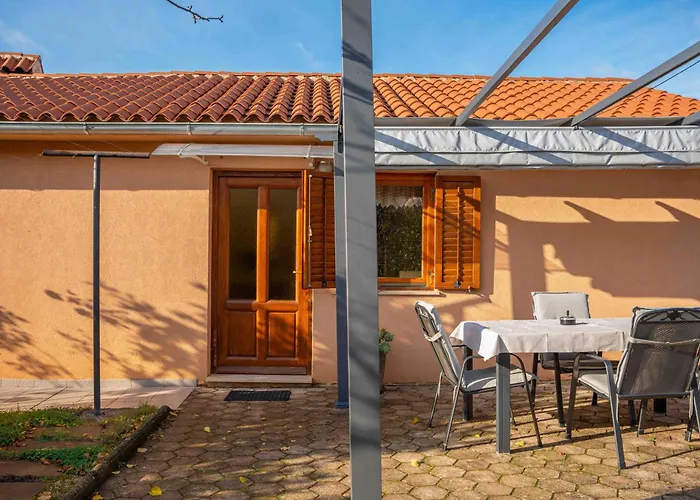 Semesterbostad Garden House Kablar Pula