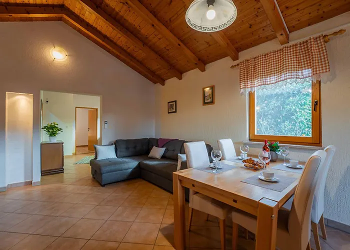 Semesterbostad Garden House Kablar Pula